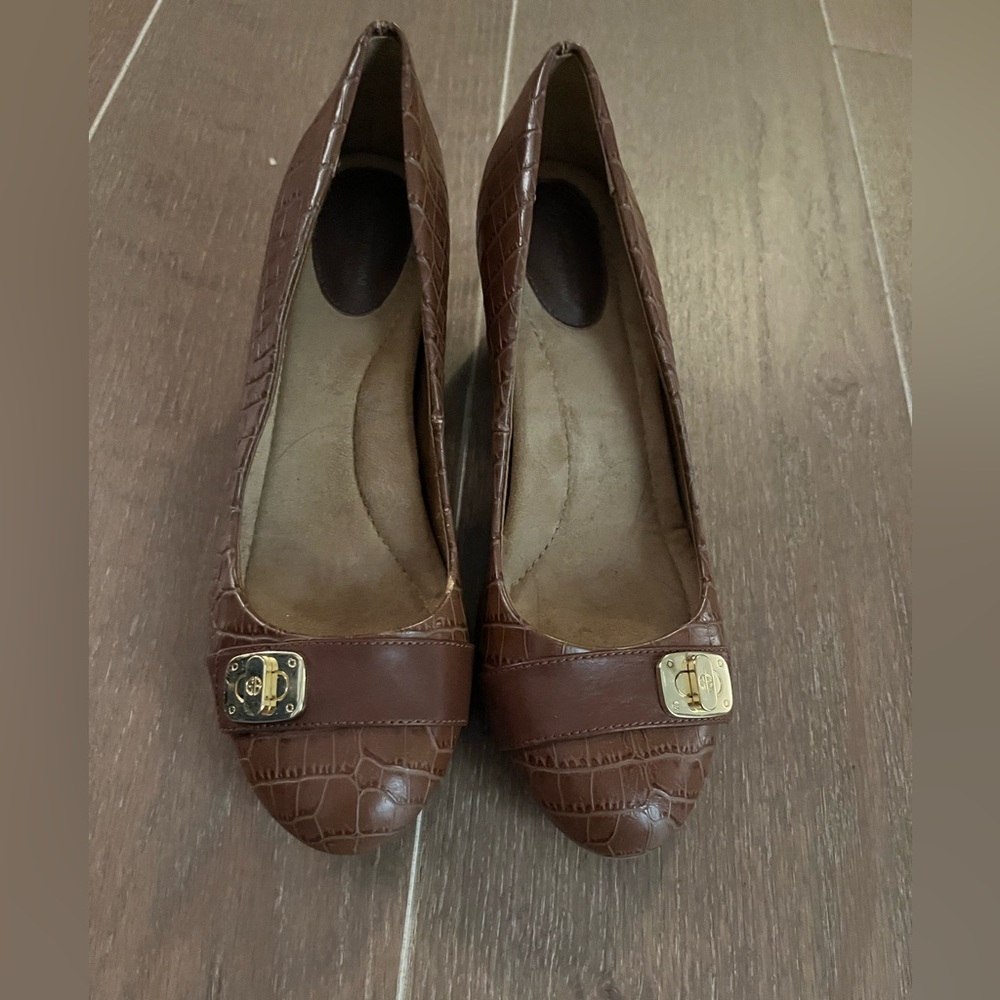 Women size 7 light brown shoes